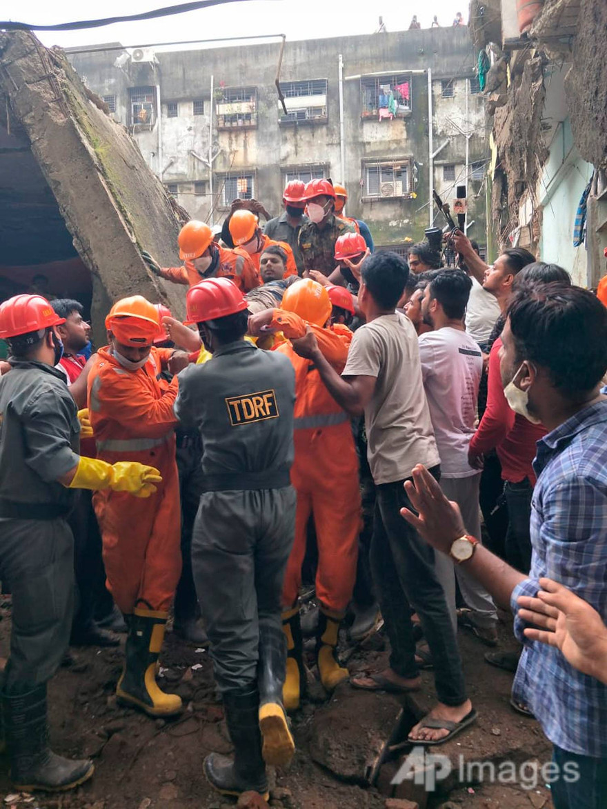 Lực lượng cứu hộ vận chuyển nạn nhân bị thương. (Ảnh: AP)