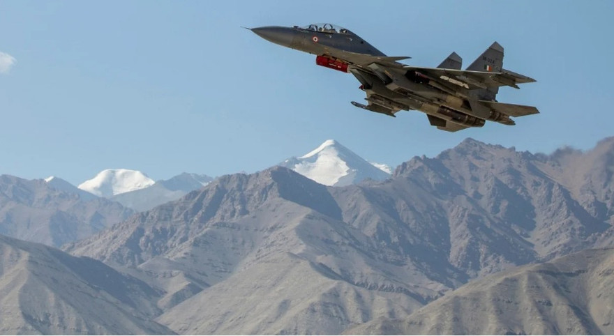 Một máy bay chiến đấu của của Ấn Độ bay ở vùng Ladakh ngày 15/9. (Ảnh: Reuters)
