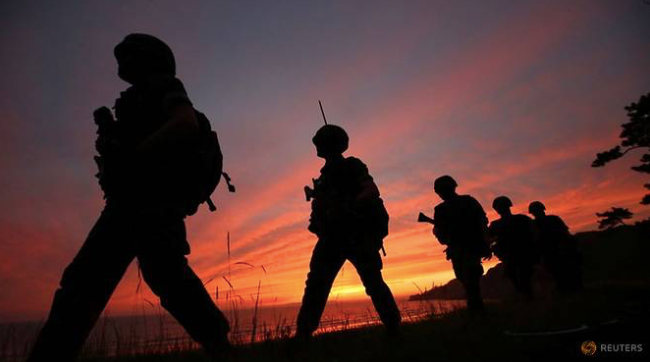 Lính hải quân Hàn Quốc đi tuần trên đảo Yeonpyeong. (Ảnh: Reuters)