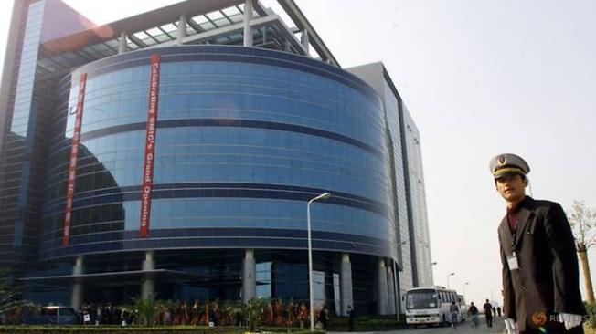 Một nhân viên an ninh đứng gác bên ngoài trụ sở của SMIC ở Thượng Hải tại lễ khai trương năm 2001. (Ảnh: Reuters)