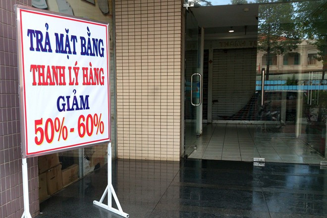 Bảng thông báo giảm giá 50-60% được treo ở khắp nơi, nhưng trung tâm vẫn vắng tanh. Ảnh: Zen Nguyễn (chụp ngày 12/8).