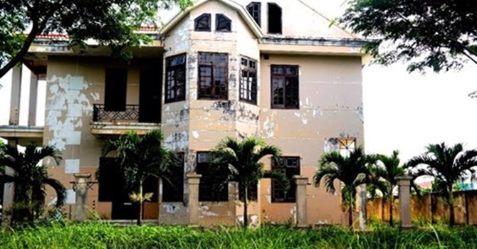 Được đầu tư hơn 160 tỷ đồng nhưng 12 biệt thự bên sông Hàn đang xuống cấp và hoang tàn.