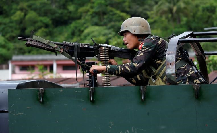 Một binh sĩ Philippines trên xe chiến đấu bọc thép ở thành phố Marawi ngày 28/5. Ảnh: Reuters