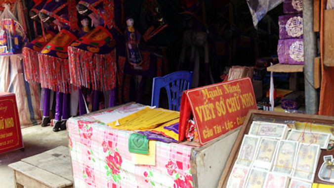 Dịch vụ đổi tiền lẻ ở đền ông Hoàng Bẩy (Lào Cai).