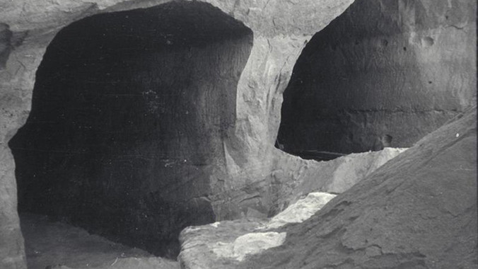 Cơ sở ngầm nghi là xưởng vũ khí hạt nhân của phát xít Đức nằm kế bên nhà máy B8 Bergkristall dưới lòng đất, sản xuất tiêm kích phản lực đầu tiên của phát xít Đức. Ảnh: Lối vào cơ sở ngầm B8 Bergkristall. Ảnh: Wikicommons.