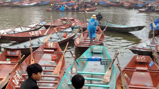 Mức phí đò tại chùa Hương từ 25.000 - 40.000 đồng/người/2 lượt vào ra. Ảnh minh họa.