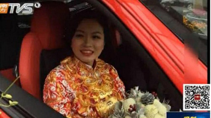 Cô dâu với 5kg vàng đeo trên người.