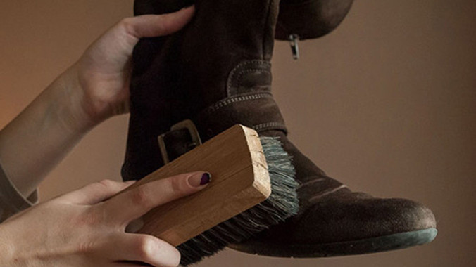 Sáu mẹo bảo quản giày da lộn vào mùa đông