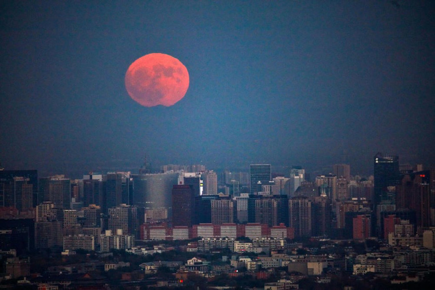 Theo Cơ quan Hàng không Vũ trụ Mỹ (NASA), siêu Trăng sẽ xuất hiện vào ngày 14 tháng 11. Hiện tượng này đã xuất hiện hôm 16/10 và còn lặp lại vào 14/12 tới. Hình ảnh Mặt Trăng đỏ tại Bắc Kinh. (Nguồn: QQ)