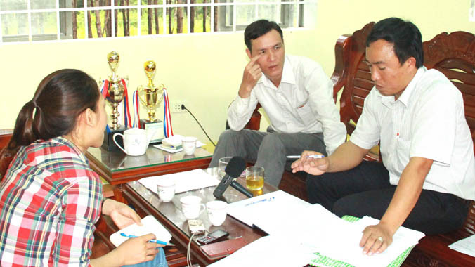 Ông Lê Đức Ánh- người ngồi bên trái. 