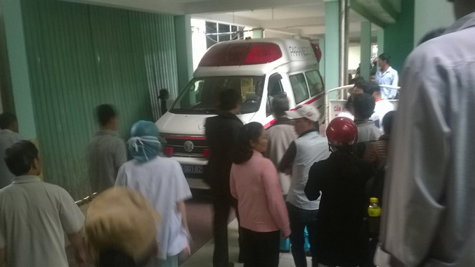Xe cứu thương chạy thẳng vào khoa Ung bướu.