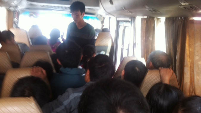 Nhồi nhét khách trên xe 29B-05497