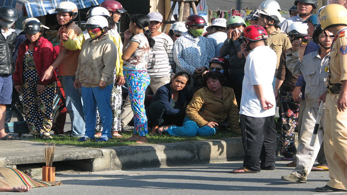 Người nhà khóc xót thương trước cái chết của anh L.