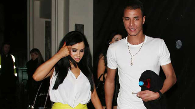 Chamakh tay trong tay với chị em nhà Howe.