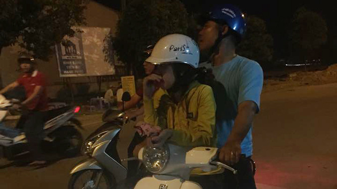 Các hiệp sĩ đưa Linh về đồn công an làm việc.