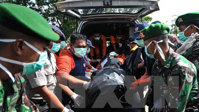 Lực lượng cứu hộ Indonesia chuyển thi thể nạn nhân máy bay QZ8501 từ Biển Java về Pangkalan Bun ngày 1/1/2015. Nguồn: THX/TTXVN.