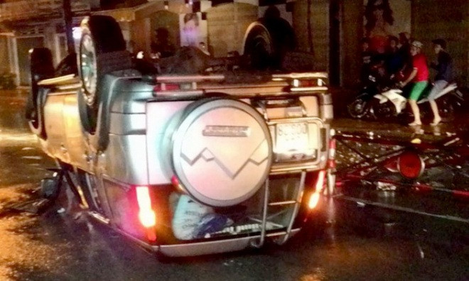 Xe ô tô lật ngữa và hư hỏng nặng sau tai nạn (ảnh bạn đọc cung cấp).