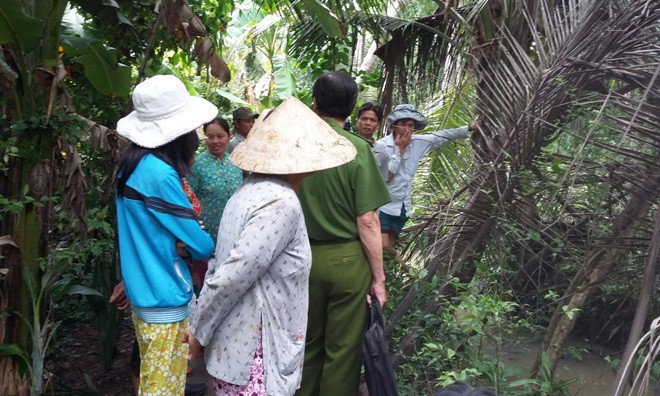 Nhiều người dân hiếu kỳ tập trung theo dõi tại hiện trường.