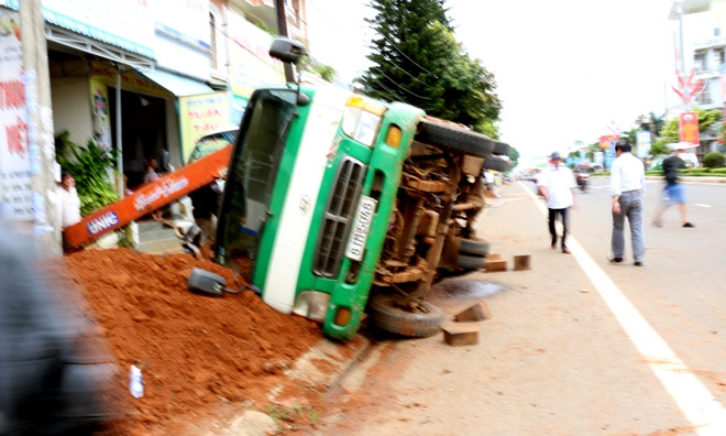 Hiện trường vụ lật xe hi hữu