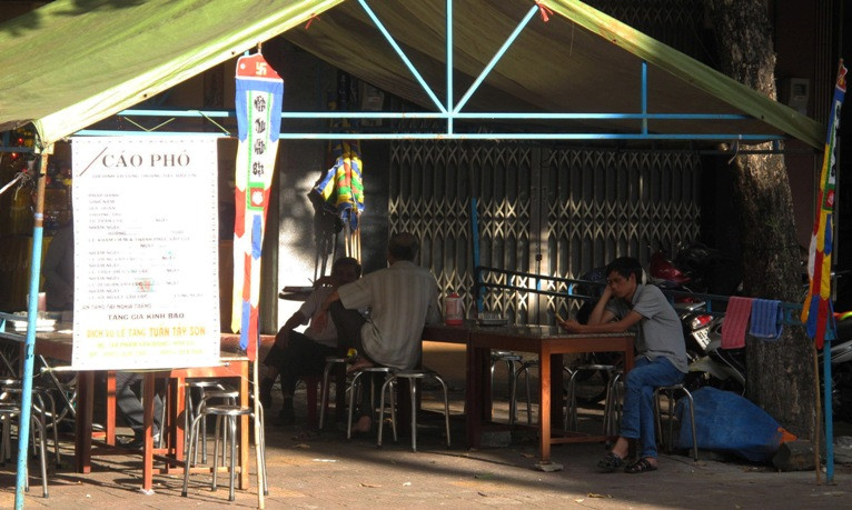 Chuẩn bị tang lễ cho trưởng phòng tư pháp đột tử