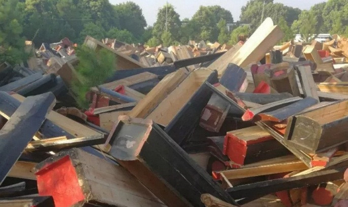  Nhiều quan tài của người dân bị tịch thu và phá hủy. (Ảnh: Handout/SCMP)