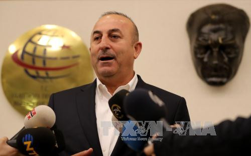 Ngoại trưởng Thổ Nhĩ Kỳ Mevlut Cavusoglu trả lời báo giới tại sân bay Ataturk ở Istanbul ngày 11/3. Ảnh: EPA/TTXVN.