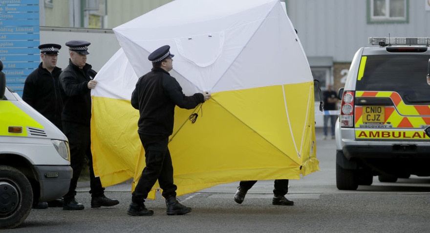 Cảnh sát Anh làm việc tại hiện trường vụ Skripal. Ảnh: AP