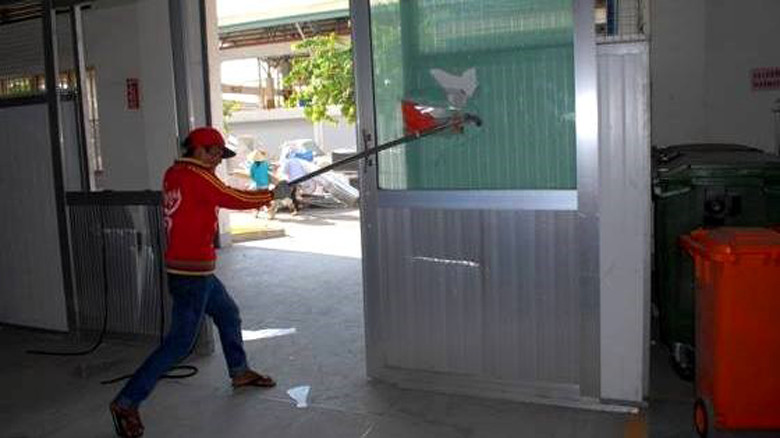 Một đối tượng đang đập phá tài sản trong vụ gây rồi tại Bình Dương.