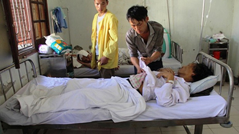 Nạn nhân ngộ độc nấm được chăm sóc tại bệnh viện.