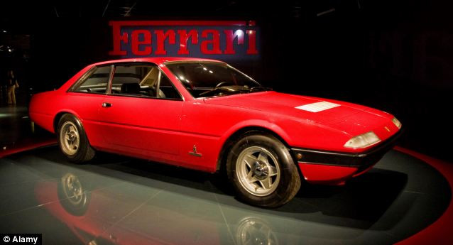 Độ siêu xế Ferrari thành… xe bán tải