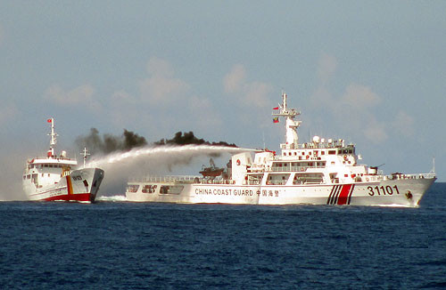 Tàu Trung Quốc ngang ngược xâm phạm vùng biển Việt Nam và hung hăng uy hiếp tàu chấp pháp của VIệt Nam. (Ảnh: Báo Thanh niên)