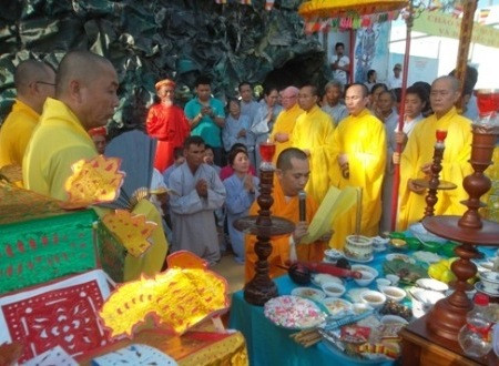 Các tăng ni, phật tử thực hiện nghi lễ cầu siêu.