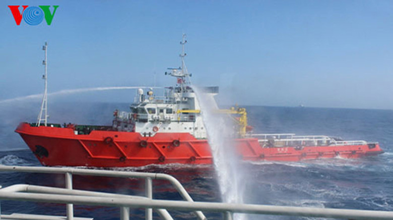 Tàu dịch vụ không số của Trung Quốc áp sát chĩa vòi rồng, phun nước vào tàu Kiểm ngư HP 926 của Việt Nam.