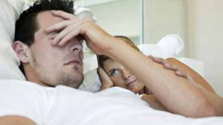 Đời sống tình dục của chúng tôi đã chấm dứt bởi bệnh cong “súng ống” của chồng.