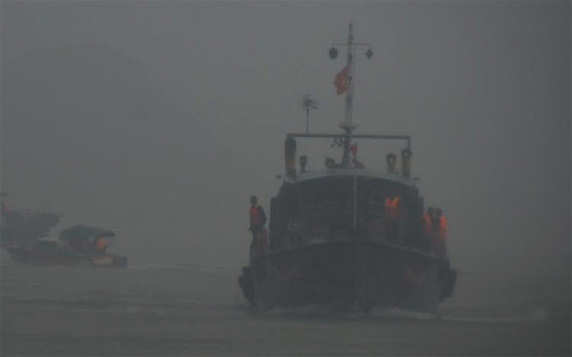 Lực lượng chức năng đang triển khai phương án trục vớt tàu và tìm ngư dân mất tích. Ảnh: danviet.vn 