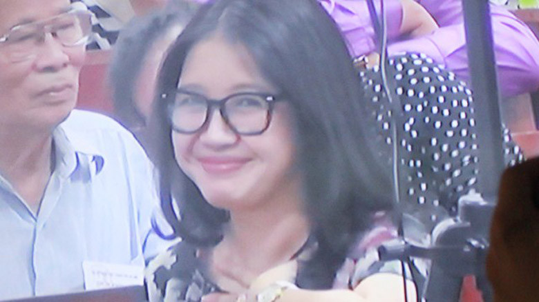 Vợ chồng bầu Kiên tỏ ra thoải mái khi HĐXX nghỉ hội ý