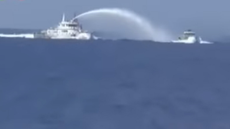 Tàu Trung Quốc dàn trận, uy hiếp tàu nhỏ Việt Nam