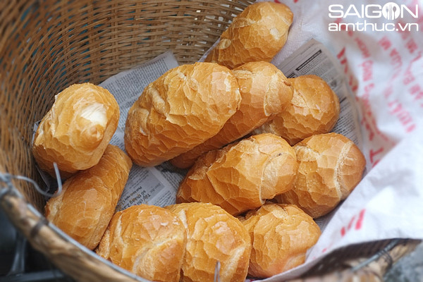 Làm sao quên được mỗi lần người bán mở cái miếng bao bố ra, hương thơm bánh mì kích thích sự thèm ăn, kích thích cảm giác yêu quí đời sống đô thị yên bình... - Ảnh: Giang Vũ
