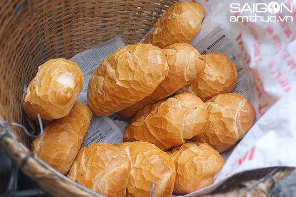 Làm sao quên được mỗi lần người bán mở cái miếng bao bố ra, hương thơm bánh mì kích thích sự thèm ăn, kích thích cảm giác yêu quí đời sống đô thị yên bình... - Ảnh: Giang Vũ