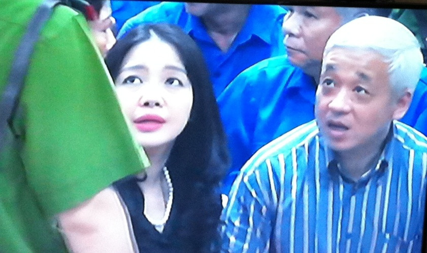 Giây phút gần gũi hiếm hoi của vợ chồng bầu Kiên tại tòa. Ảnh: Bảo Thắng