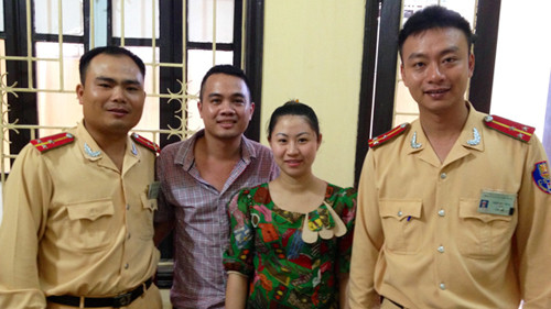 Anh Dung vui mừng nhận lại chiếc xe SH bị mất của minh.