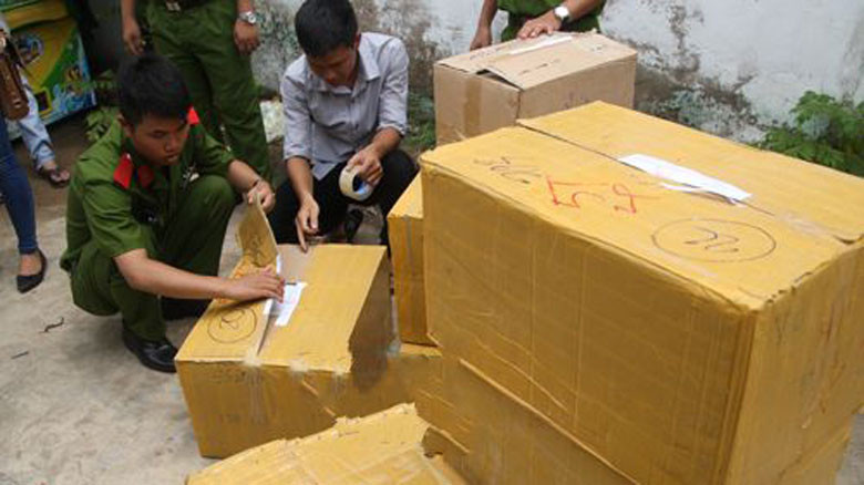 Cơ quan chức năng kiểm kê lô hàng nhập lậu.