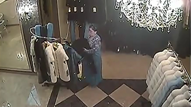 Nhét đồ ăn trộm vào trong váy ở tiệm quần áo