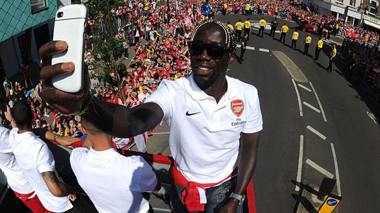 Nhận lương khủng, Sagna đã quyết định gia nhập Man City.