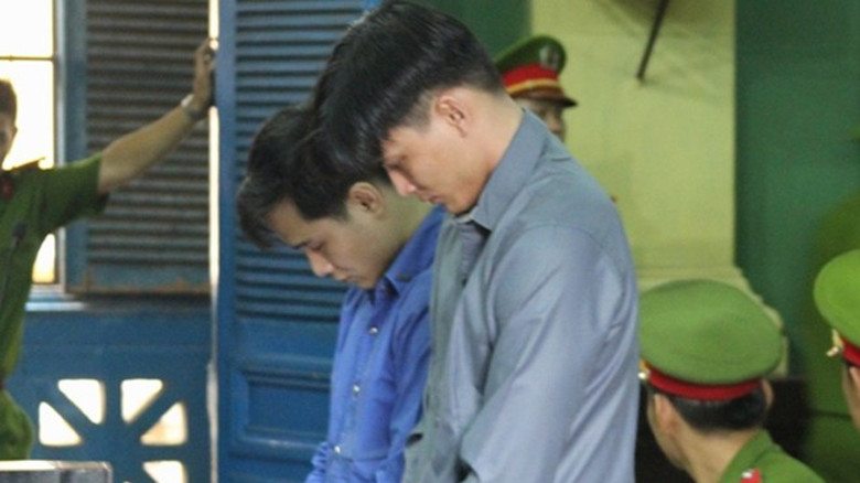 Đạt (áo xám) và Bảo trước vành móng ngựa.