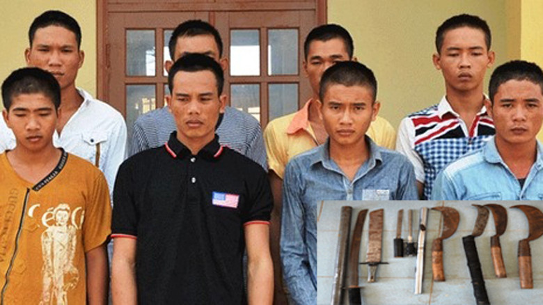 Nhóm côn đồ và hung khí bị thu giữ.