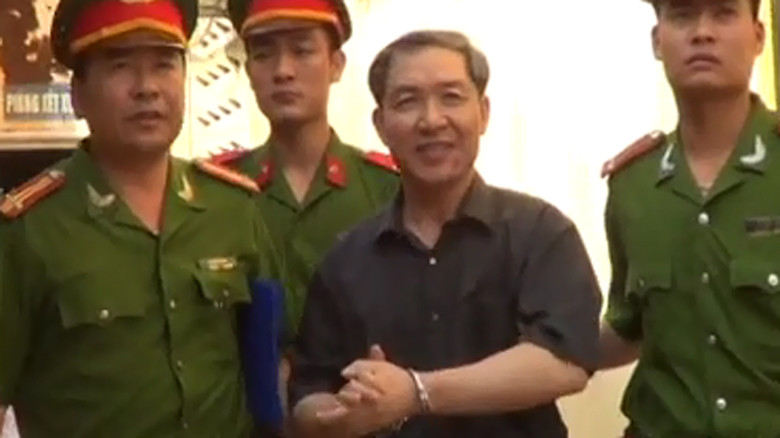 Dương Chí Dũng tới tòa làm nhân chứng vụ xử em trai