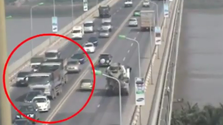 Clip tai nạn ô tô liên hoàn làm tắc cầu Thăng Long