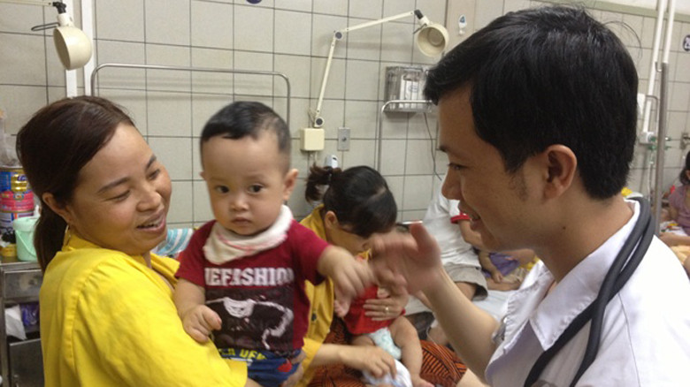 Bé Nam đã khoẻ mạnh, nhanh nhẹn và chuẩn bị xuất viện. Ảnh: D.Hải