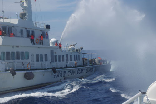Tàu Hải cảnh Trung Quốc bắn súng phun nước sang tàu Kiểm ngư Việt Nam.